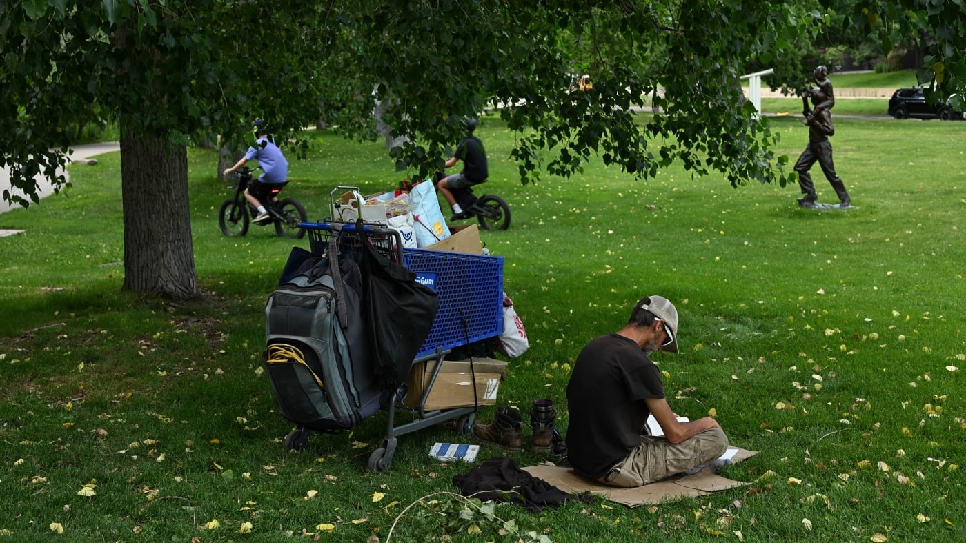 Featured image for Trump issues order to expedite removal and hospitalization of homeless individuals