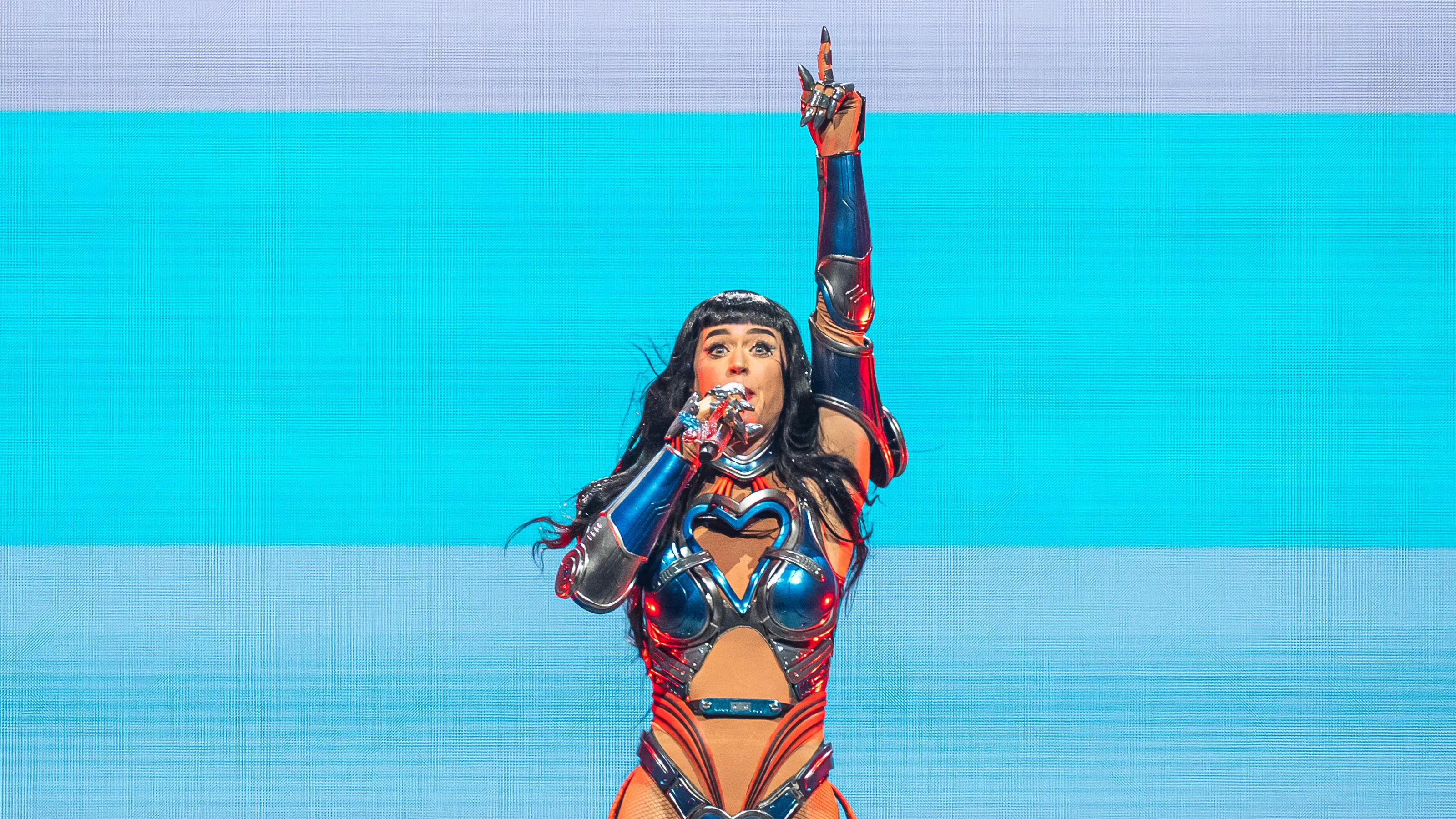 Featured image for Katy Perry's Detroit Concert Highlights Fan Fainting Incident