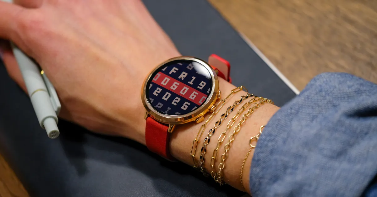 Featured image for Pebble Reintroduces Its Round Smartwatch with Major Upgrades