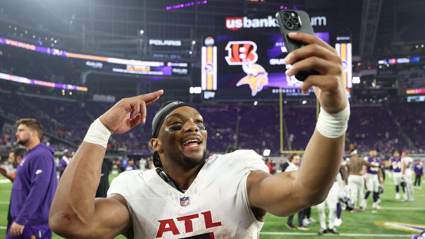 Featured image for Raheem Morris Declares Bijan Robinson the NFL's Best Player