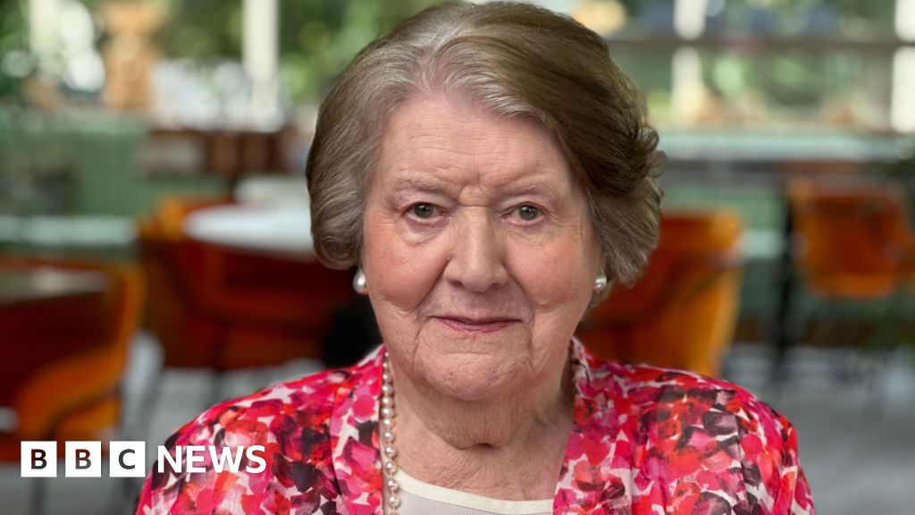 Featured image for Patricia Routledge, Beloved 'Keeping Up Appearances' Star, Dies at 96