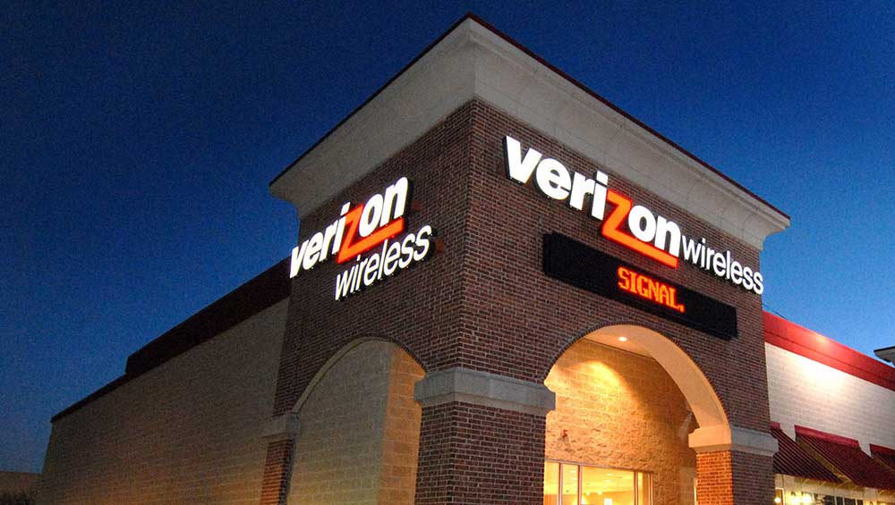 Featured image for Verizon Q3 2025 Earnings Surpass Expectations Despite Subscriber Challenges