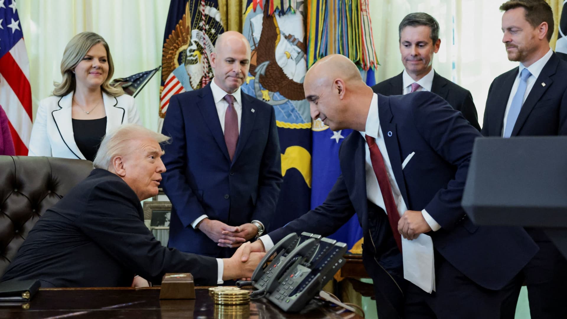 Featured image for Elon Musk's $1 Trillion Pay Package: Lessons in Negotiation and Corporate Success